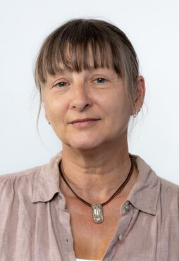 2021-petra-helbig-headshot